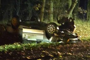Wypadek na trasie Poniec-Bojanowo. Auto dachowało. Jedna osoba...-84656