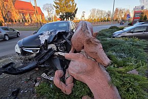 Poszły konie po betonie... W jednej chwili symbol Pępowa runął na ziemię-84887