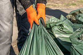 Odrabiał wyrok. Tak znalazł tajemniczy pakunek w krzakach przy gostyńskim parkingu-84878
