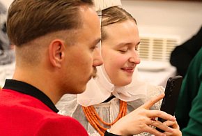 Ostatnia zabawa przed adwentem. Tego dnia, to dziewczyny wybierają sobie chłopaków-84893