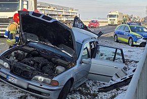 Zderzenie dwóch samochodów. Tył BMW skasowany. Pomoc nadeszła...-85158