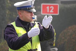 Gęsta mgła, betonowy słup i "przegniła" naczepa. Skończyło się na 3 tys. mandatu-85308