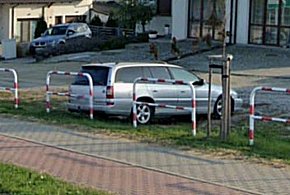 Zdewastowane auto od dawna straszyło na ulicy. Tak tłumaczył się właściciel...-85359