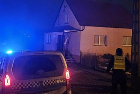 Spojrzała w górę i chwyciła za telefon. Coś dziwnego działo się nad dachem-85383