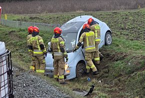 Auto w rowie, obwodnica zablokowana! 21-latka mogła zasłabnąć za kierownicą-85584
