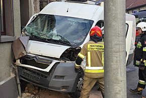 Bus "wbił się" w budynek. Uszkodził nie tylko elewację. Strażacy wstrzymali...-85614