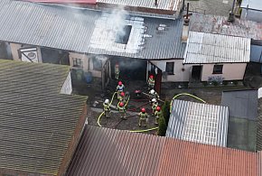 Pożar w Pogorzeli. Płomienie objęły cały garaż. W środku zaparkowany samochód-85605