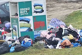Zbiórka odzieży czy dzikie wysypisko? Zdjęcie nie pozostawia żadnych złudzeń-85635