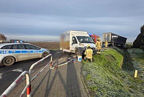 Bus z pieczywem "staranował" ciężarówkę.  Wypadki na tej drodze to chleb powszedni-85749