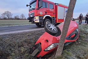 Dachowanie na oblodzonej drodze. W aucie dwie nastolatki. Jechały do szkoły-85734