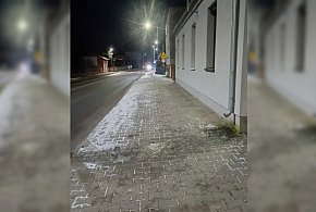 Ślisko na chodniku? Zwróciła uwagę, ale została wyśmiana. Miała patrzeć pod nogi-86320