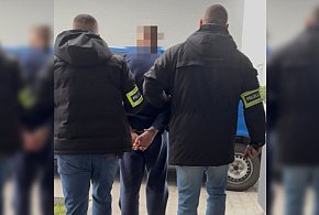 Kryjówka jak z mema. Policjanci nie musieli nawet szukać. Sam pokazał gdzie...-86443