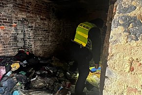 Wchodzą tam, gdzie rzadko ktoś zagląda. Sprawdzają posesje. Bywa różnie...-86569