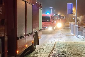 Pożar wybuchł po północy. Właściciel wyniósł płonący kosz. Mamy nagranie...-86599