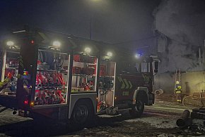 Groźny pożar lakierni! Po ugaszeniu, znowu się rozpaliło. Strażacy musieli...-86575