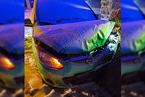 Wpadła w poślizg , uderzyła w drzewo. Warunki drogowe są trudne, a może być...-86716