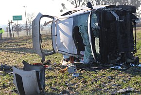 Wypadek na wyjeździe z Gostynia. Auto wypadło z drogi, zatrzymało się w polu-86923
