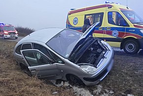Poranne zdarzenia na drogach. Auto w rowie, kobieta trafiła do szpitala