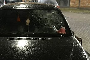 Ojciec i syn zatrzymani! Roztrzaskali BMW pięściami. Poszło o sprawy...