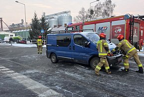 Zderzenie dwóch aut na skrzyżowaniu. W jednym z nich, matka z dwójką dzieci