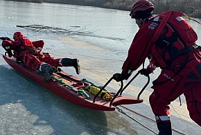 Czarny scenariusz w Smogorzewie. Załamał się lód. Tak wyglądała ewakuacja