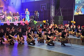 Wielowymiarowy i multikolorowy... Dotrzymali słowa. Zrobili widowisko!