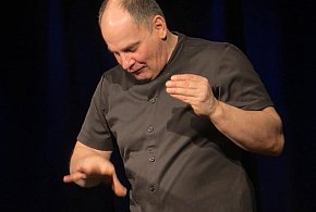 Słowa okazały się zbyteczne. Wystarczył jeden gest, by cała sala wybuchła śmiechem