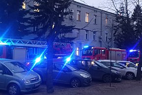 Nerwowy poranek w szpitalu. Na miejsce dotarły aż trzy zastępy straży pożarnej