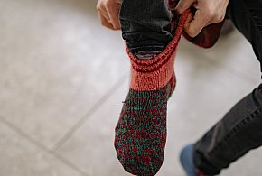 To nie było normalne. Biegał w samych skarpetkach! Nie słuchał, nie chciał...