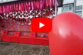 "M" jak przystanek! To miejsce, aż kipi miłością! Tu się nie czeka, tylko wzdycha