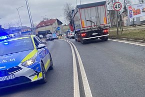 Wjechał hulajnogą w tył Peugeota. Okazało się, że to nie była zwykła kolizja