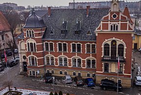 Zaorane pobocze, płot, kamienie... Droga to nie tylko asfalt. Są pewne granice