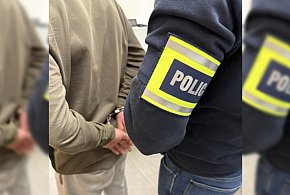 Był środek dnia. Nie wiedział, że ktoś jest w mieszkaniu. Wczoraj usłyszał zarzuty