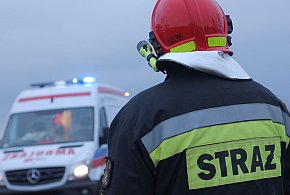 Karetka z pacjentem w środku, utknęła... w błocie. Zrobiło się dosyć nerwowo