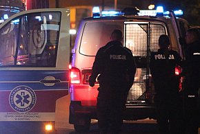 Makabryczne odkrycie na osiedlu! Nie żyje 39-letni mężczyzna. Obok leżała broń