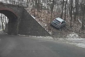 Co wydarzyło się przy wiadukcie w Gostyniu? Sytuacja dziwna, auto bez...