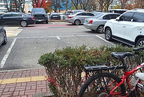 Twierdzi, że za każdym razem, musi skakać jak małpa. Na policję nie doniosła