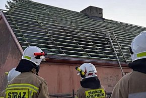 Tajemniczy pożar budynku z mieszkaniami i świetlicą. Sprawą zajmuje się policja