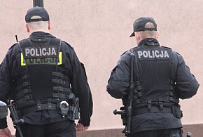 Zaczęło się od wstydliwego wybryku przy sądzie, a skończyło w celi. Z zarzutami...