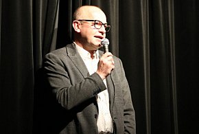 Miało być śmiesznie, ale...  Spektakl "się posypał", biblioteka zwraca za bilety