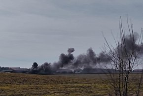 Gęsty, czarny dym unosił się nad jedną z posesji. Był widoczny z daleka ...