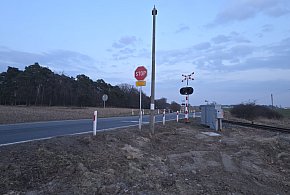 Tory rozebrane, STOP na przejeździe zostanie na dłużej. PKP tłumaczy dlaczego