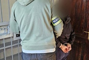 Policjanci znaleźli ukryty w podłodze sejf! 20-latka z Gostynia skrywała w nim...