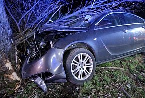 Nocny wypadek w Przyborowie! Auto osobowe uderzyło w drzewo. Kierowca...