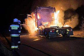 Nocny pożar ciągnika siodłowego. Kierowca zdążył się ewakuować. Auto spłonęło...