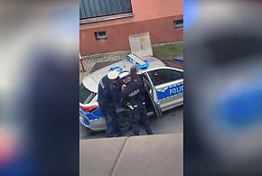 Zobaczyła co zrobił i dała znać policji. Chwilę później nie było już wątpliwości