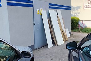 Odpady stanęły nie tam, gdzie powinny. Blokowały dostęp. Straż Miejska musiała...