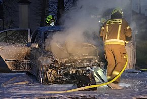 Staranował ścianę garażu. Auto stanęło w płomieniach. "Wytargali" je ciągnikiem