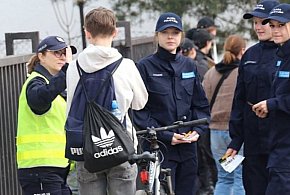 Policyjna akcja przed szkołą, wspierana przez uczniów z Grabonogu. Na razie...