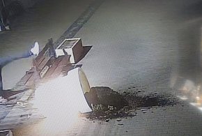 Długo nie szukali. Na nagraniach widać, jak 26-latek z Krobi "załatwia donicę"